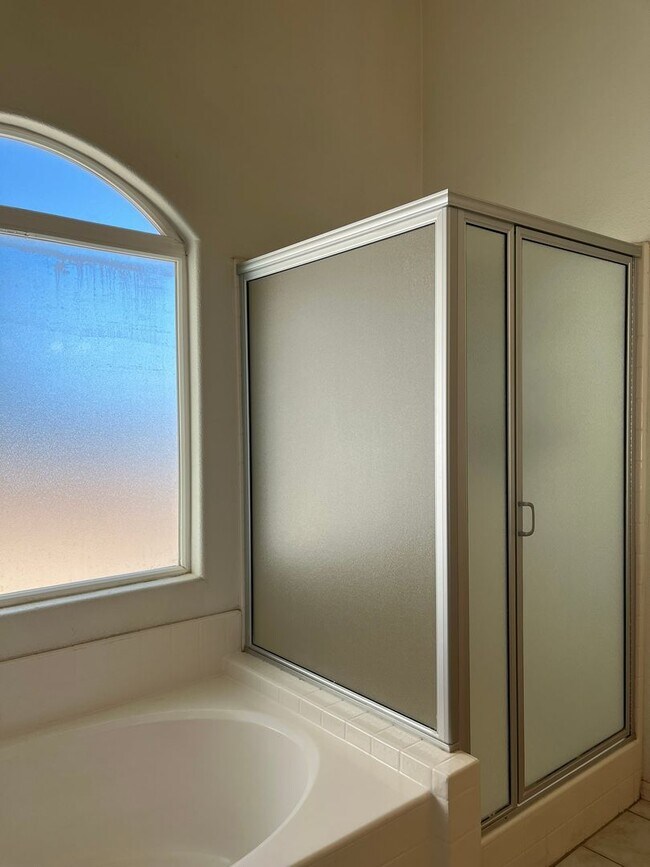 Building Photo - 3 bedroom, 2 bathroom in Apple Valley!