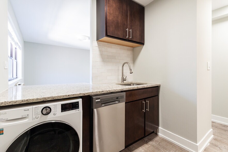 Building Photo - 454 W Barry Ave