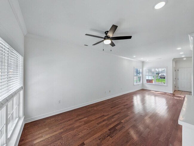 Building Photo - 904 Dixson St