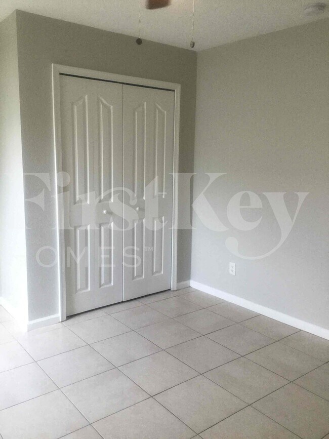 Building Photo - 662 SW Sandbar Terrace