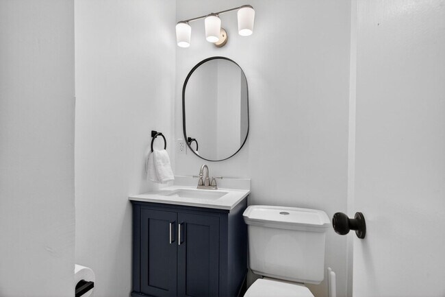 Building Photo - 1545 Reale Ave