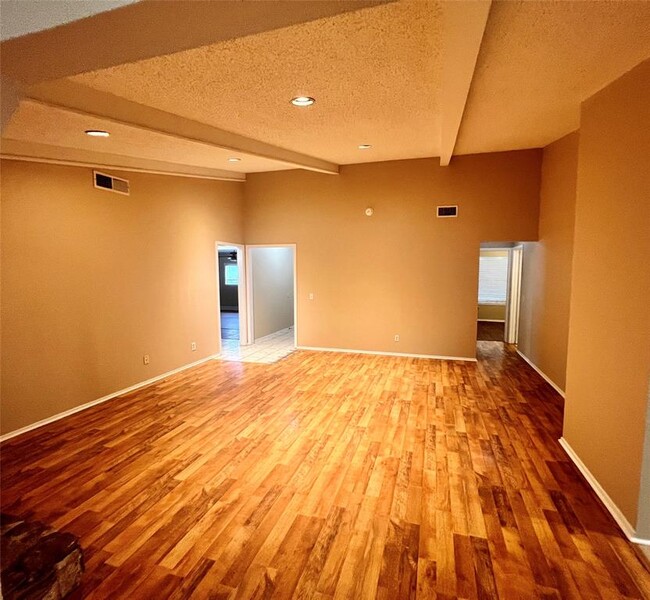 Building Photo - 2403 La Rochelle Dr