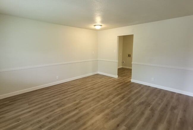 Building Photo - 4 Bedroom 2 bath in Valley High