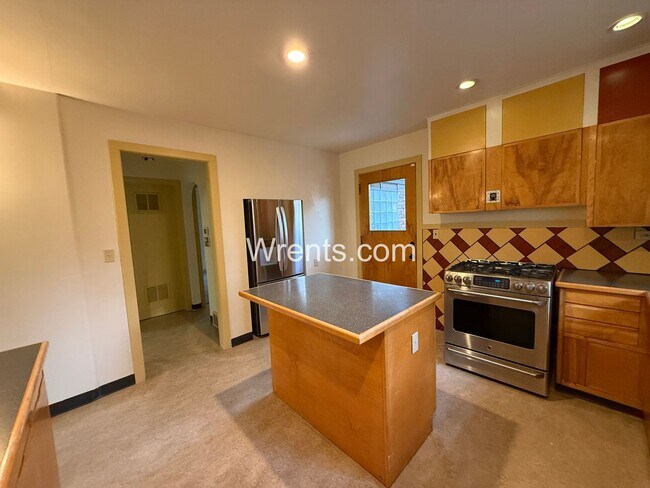 Building Photo - Stunning South Hill Home