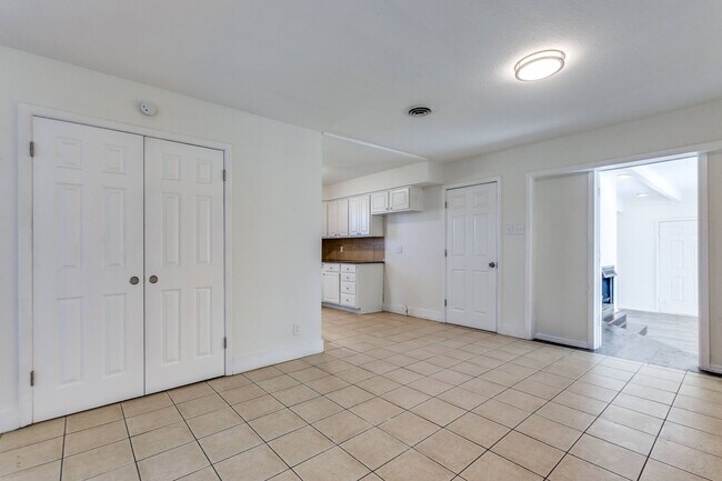 Building Photo - Spacious 4 Bed 2 Bath Home with Stainless Steel Appliacnes