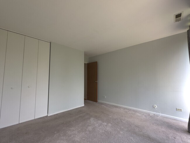 Building Photo - 5820 Oakwood Dr