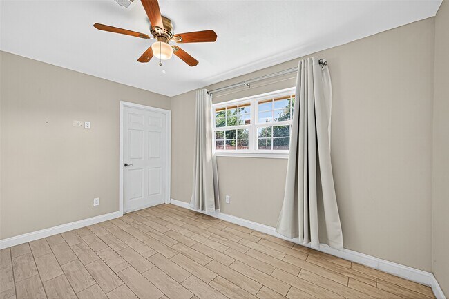 Building Photo - 9225 Ashville Dr