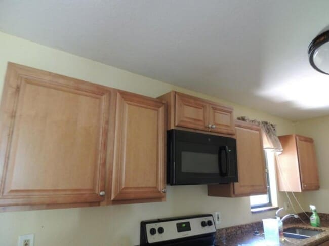 Building Photo - 1731 SE Lorraine St