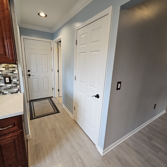 Building Photo - 3 Bedroom, 2 Bathroom Brick Ranch w/ Overs...