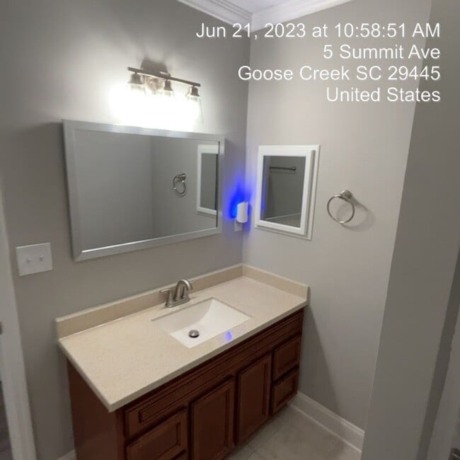 Building Photo - Relaxed Living with Spacious Yard in Goose...