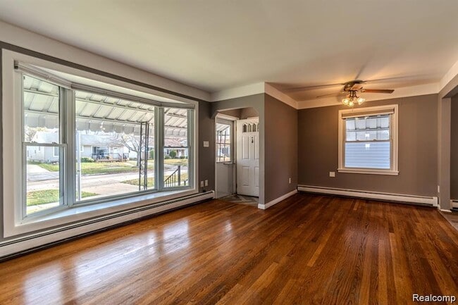 Building Photo - 629 N Vermont Ave