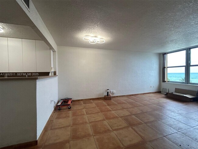 Building Photo - 2899 Collins Ave