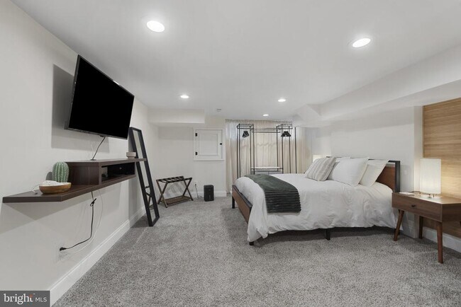 Building Photo - 737 Dolphin St