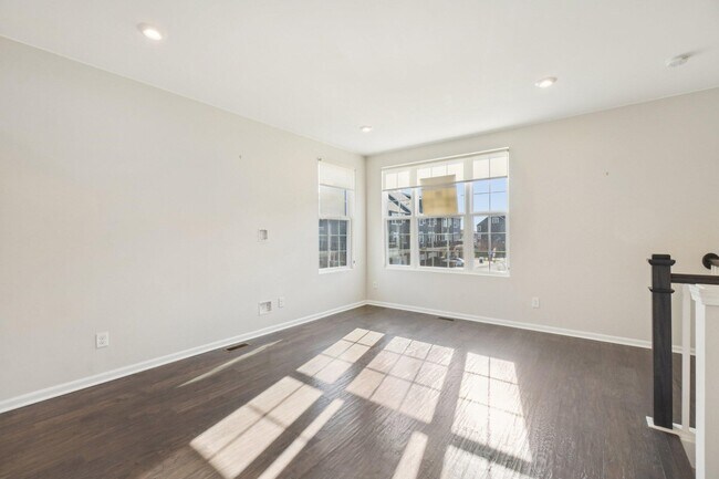 Building Photo - 202 N Sydney Ct