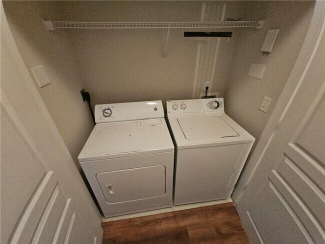 Building Photo - 10 Perimeter Summit Blvd