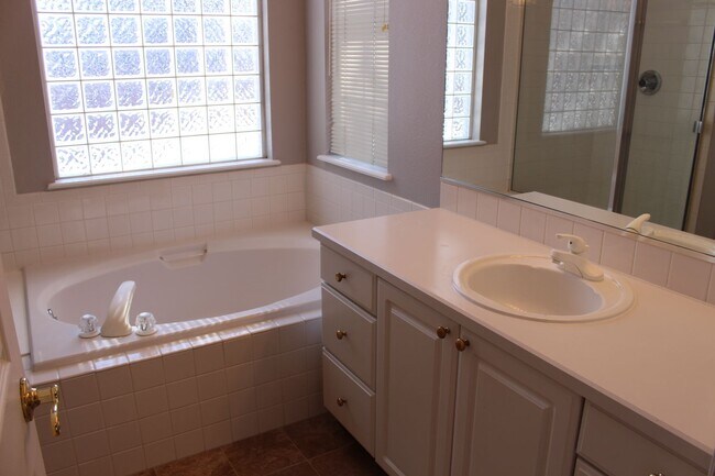 Building Photo - Charming Ranch-Style Patio Home with Garage & Fenced Yard