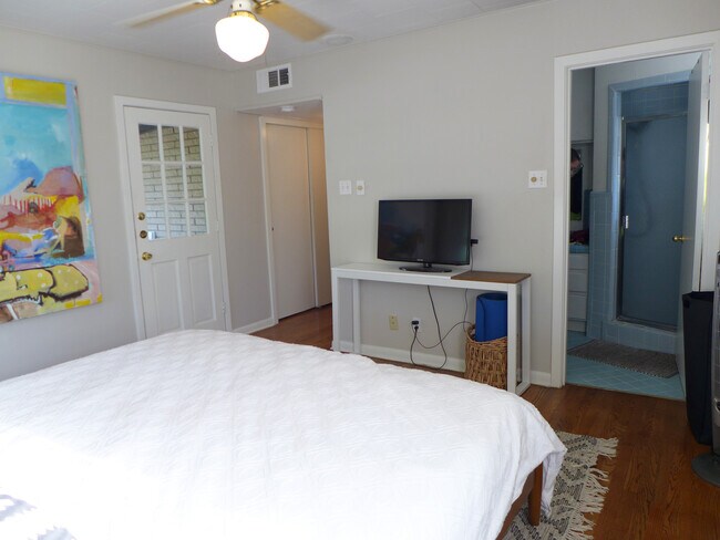 Building Photo - 310 West Mistletoe Avenue