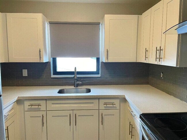 Building Photo - 821 N Victoria Park Rd