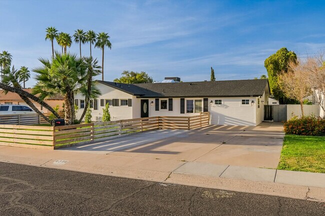 Building Photo - 5328 E Pinchot Ave