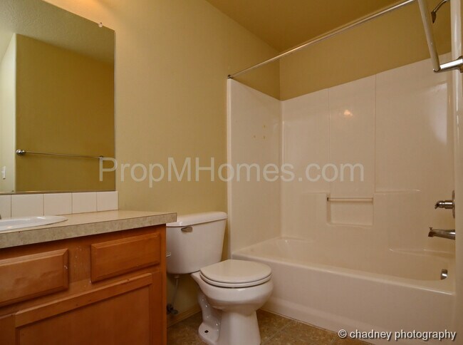 Building Photo - Spacious SE Portland 3 Bedroom Townhouse In Powellhurst-Gilbert Neighborhood