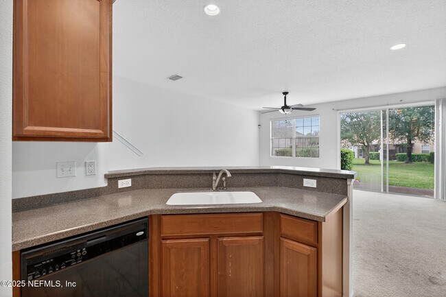 Building Photo - 3880 Buckthorne Dr