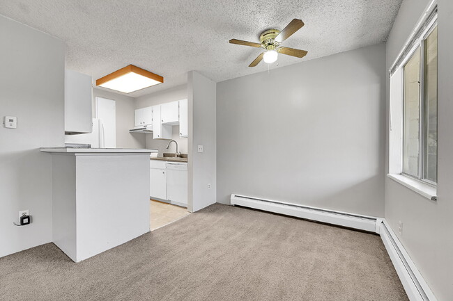 Building Photo - $1,395.00, 2 bed, 1 bath located in Denver...