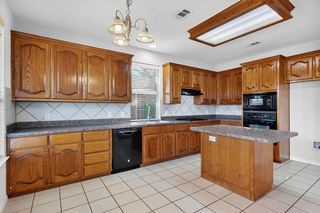 Building Photo - Spacious & Stylish Home in Quail Run-North...