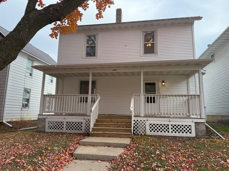 Primary Photo - 215 E Bloomington St