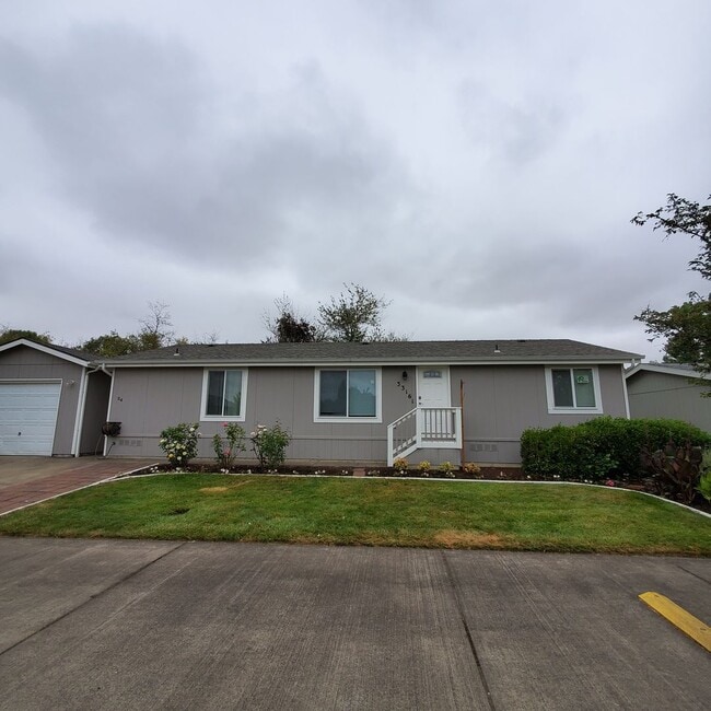 Building Photo - Pet Friendly 4 Bed / 2Bath Home w/ Garage