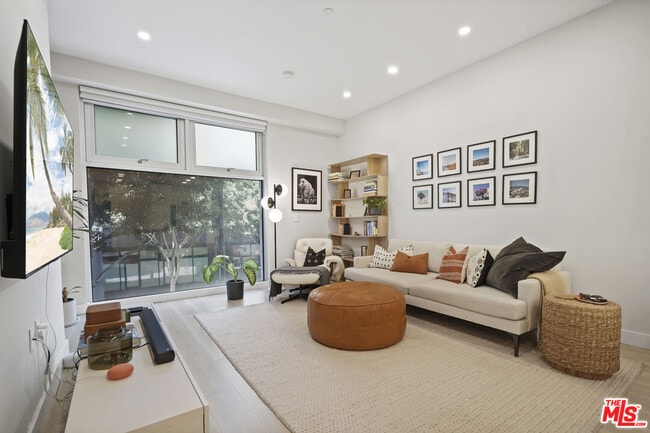 Building Photo - 630 W 6th St