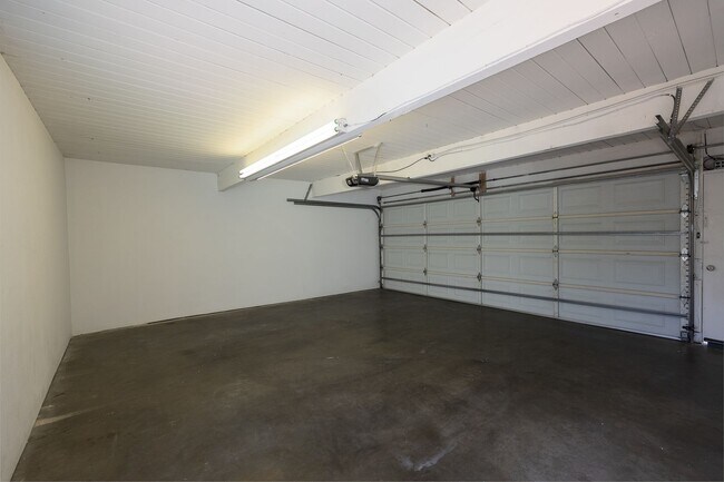 Building Photo - 173 W Elfin Green