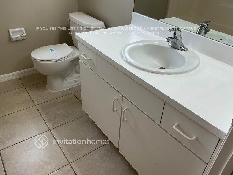 Building Photo - 904 NE 5th Pl