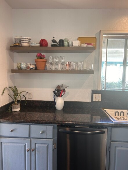 Building Photo - 4717 S Van Ness Ave