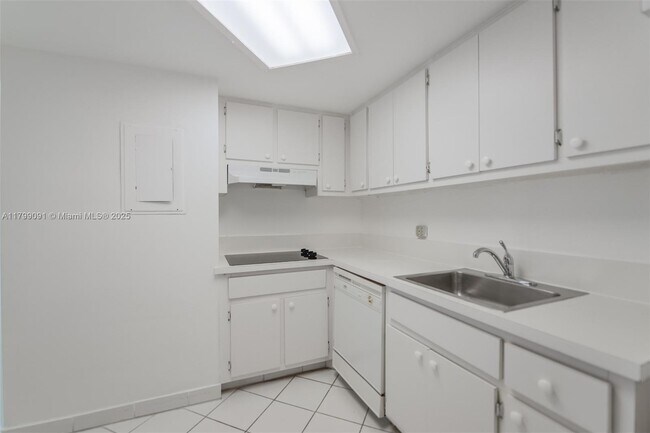 Building Photo - 801 Brickell Bay Dr
