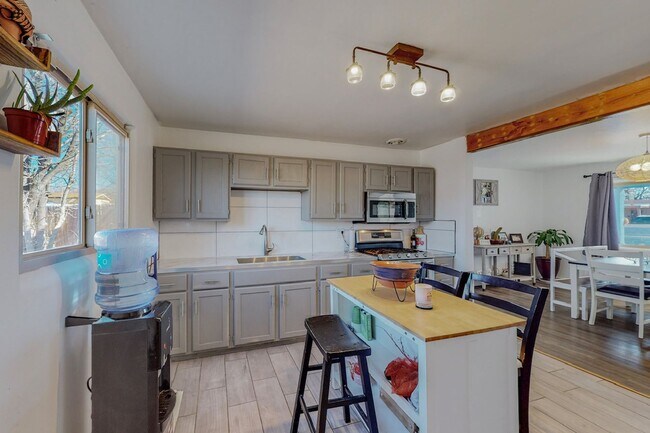 Building Photo - Charming NE Heights 3 Bedroom 2 Bath
