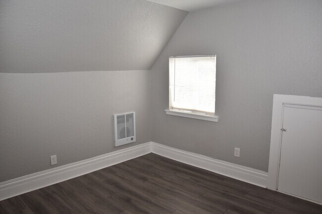 Building Photo - 906 S J St