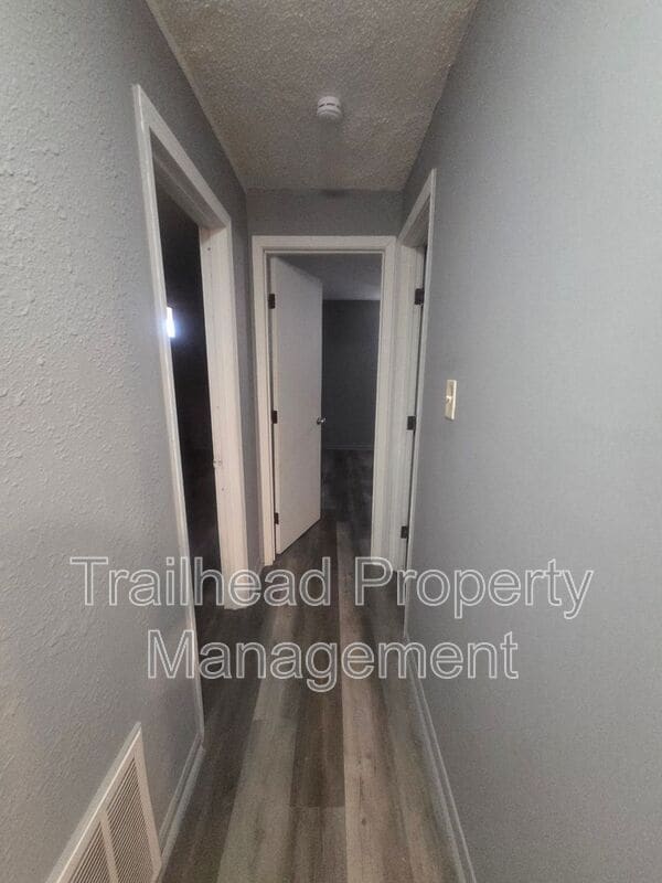 Building Photo - 905 Madison St