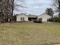 Building Photo - 4 Bedroom located in Tanglewood Circle