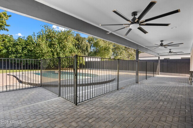 Building Photo - 2502 E Whitton Ave