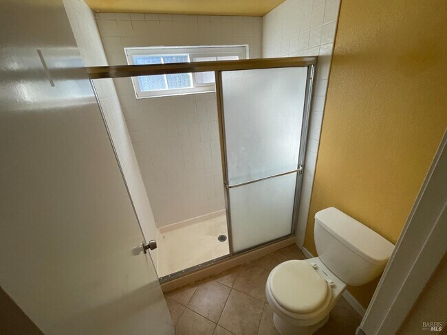 Building Photo - 304 Kingsly Ln