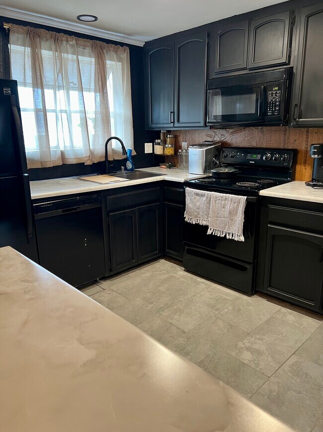 Building Photo - 941 Elm Ave