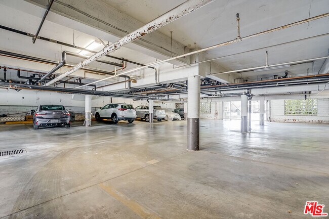 Building Photo - 1470 Rexford Dr
