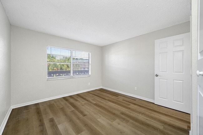 Building Photo - Newly Renovated 2 Bed-1 Bath Apartment wit...