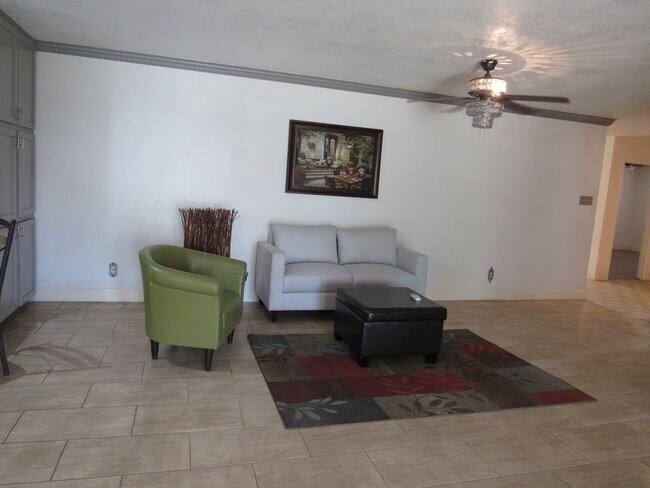 Building Photo - 2810 Teakwood Dr