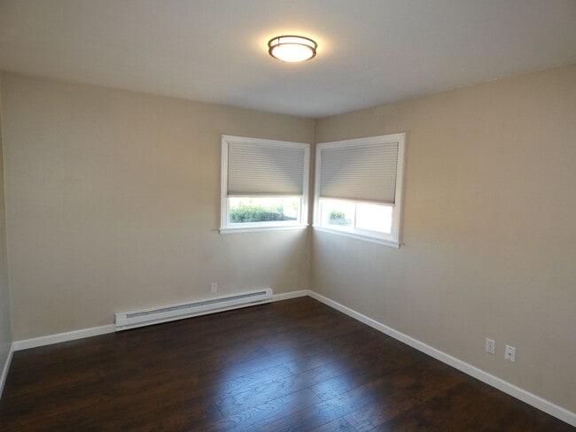 Building Photo - Centrally Charming