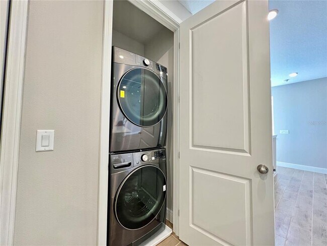 Building Photo - 10552 Pearson Ave