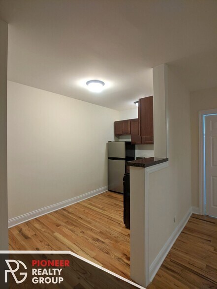 Building Photo - 546 W Wellington Ave