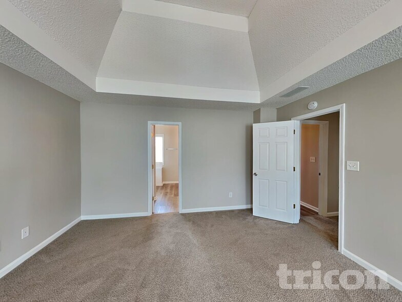 Building Photo - 1055 Maria Dr