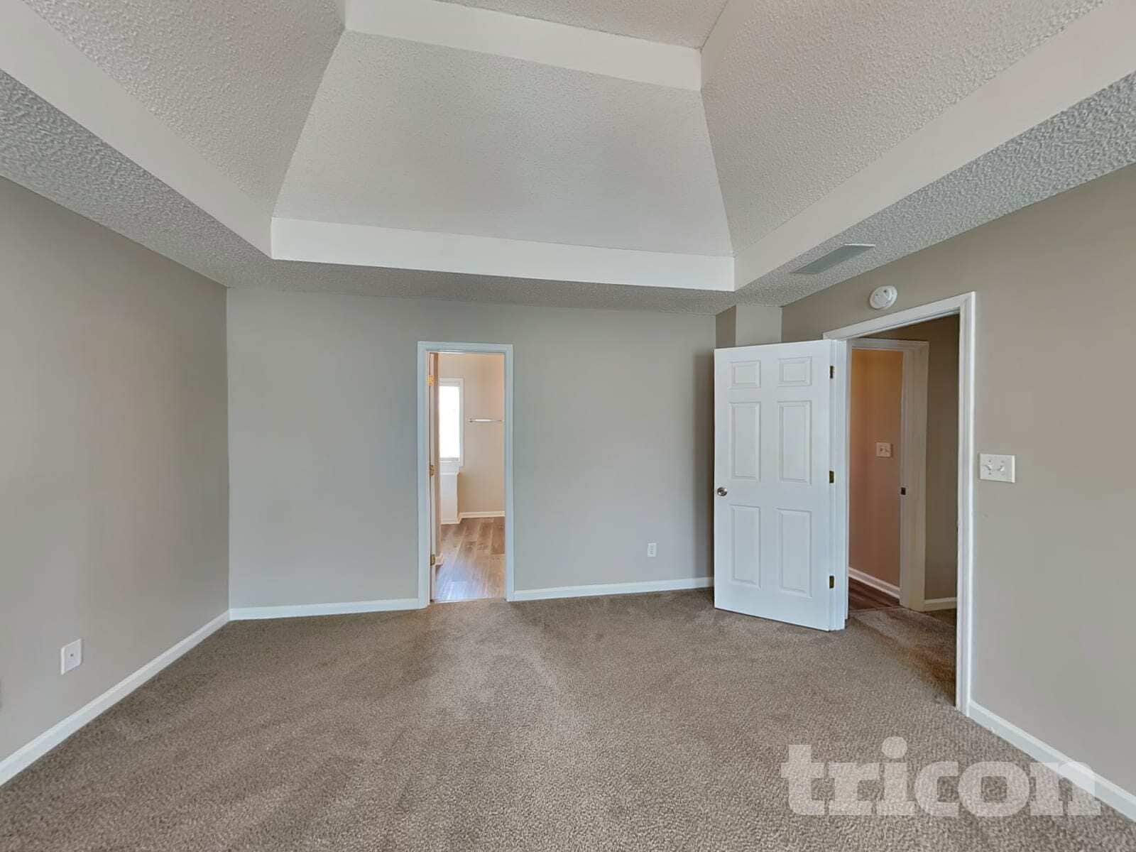 Building Photo - 1055 Maria Dr