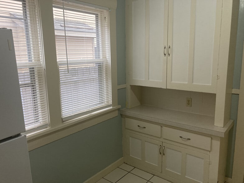 Building Photo - 434 N Topeka Ave